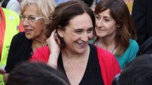 Manuela Carmena, alcaldesa de Madrid con Ada Colau, alcaldesa de Barcelona