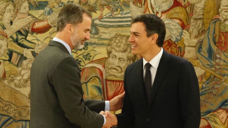 Pedro Sánchez junto a Felipe VI