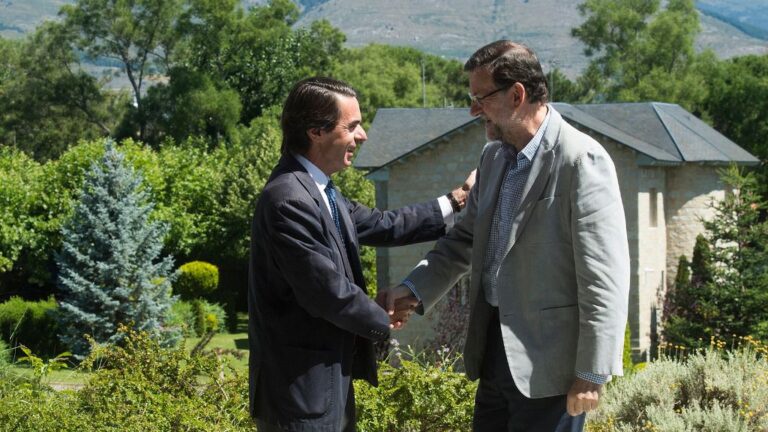 Mariano Rajoy, presidente del Gobierno junto a José María Aznar, expresidente del Gobierno