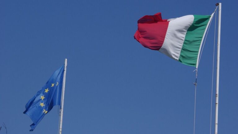 Banderas de Italia y la Unión Europea