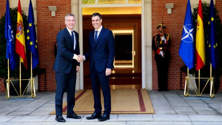 El presidente del Gobierno, Pedro Sánchez, junto al secretario general de la OTAN, Jens Stoltenberg.