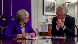 Theresa May y David Davis.