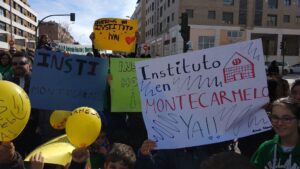 Los vecinos y las familias llevan un largo periodo manifestándose para reclamar un instituto público en el barrio