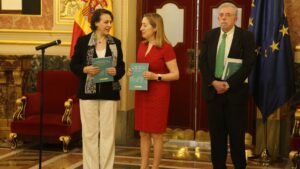 Magdalena Valerio entrega el informe del Fondo de Reserva a la Presidenta del Congreso