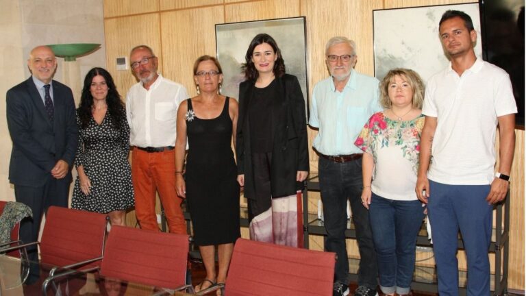 Miembros de la Federación de Asociación en Defensa de la Sanidad Pública junto a la ministra de Sanidad, Carmen Montón