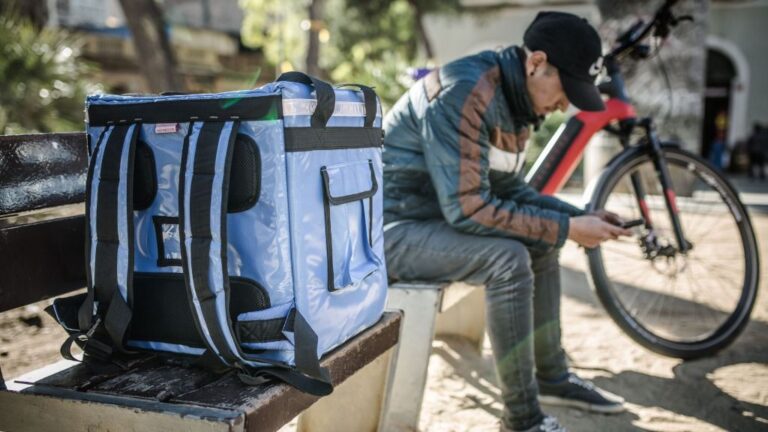 Dani, 25 años, técnico de sonido, es repartidor sin vacaciones o seguridad social.