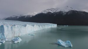 Los grandes desprendimientos del frente del glaciar flotan a la deriva en forma de icebergs