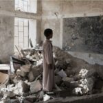 Menor en las ruinas de una escuela bombardeada en Yemen.