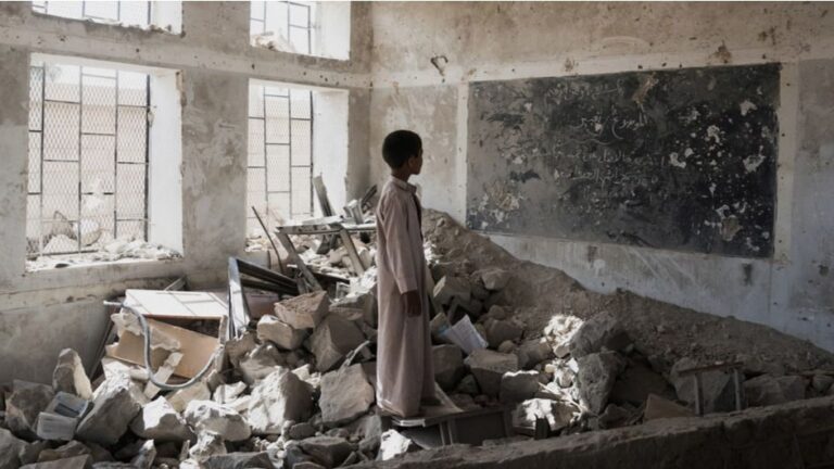 Menor en las ruinas de una escuela bombardeada en Yemen.