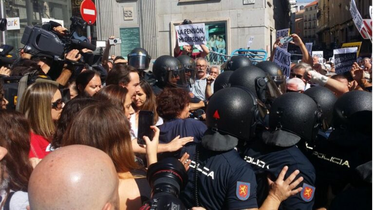 Pablo Iglesias con los pensionistas