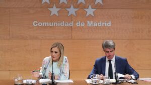 Cristina Cifuentes, presidenta de la Comunidad de Madrid, y Ángel Garrido, portavoz del Gobierno