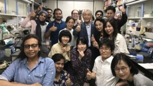 El Premio Nobel Tasuku Honjo, rodeado por su equipo en la Universidad de Kyoto, inmediatamente después de escuchar la noticia de que había sido galardonado con el 2018