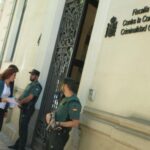Íñigo Errejón y Mónica García entregando la denuncia por los sobrecostes en los hospitales de gestión privada