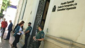 Íñigo Errejón y Mónica García entregando la denuncia por los sobrecostes en los hospitales de gestión privada