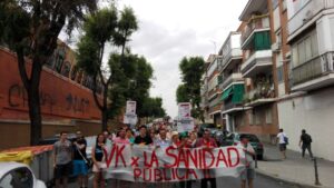 Los vecinos de Vallecas manifestándose por el Hospital Infanta Leonor