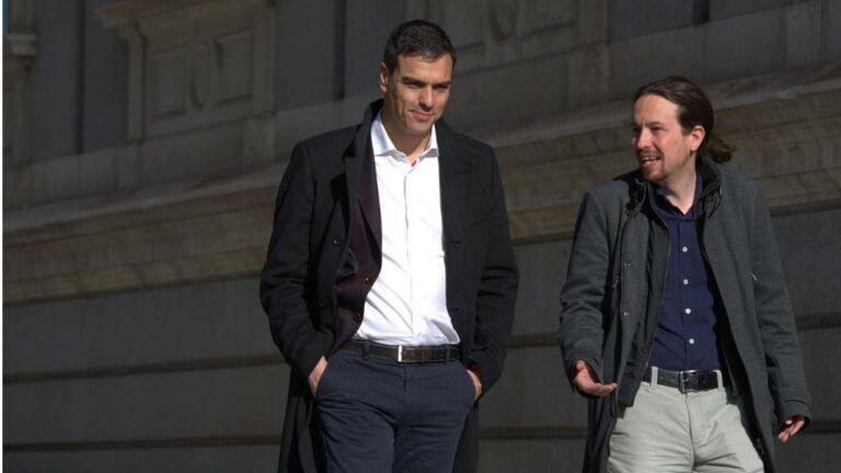Pedro Sánchez, secretario general del PSOE con Pablo Iglesias, líder de Podemos