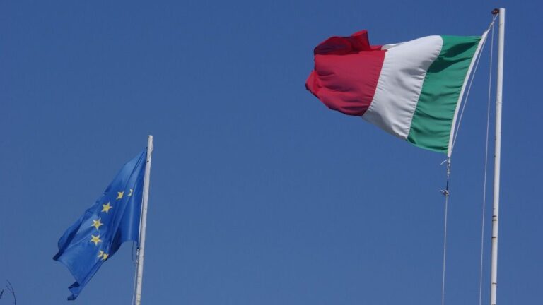 Banderas de Italia y la Unión Europea