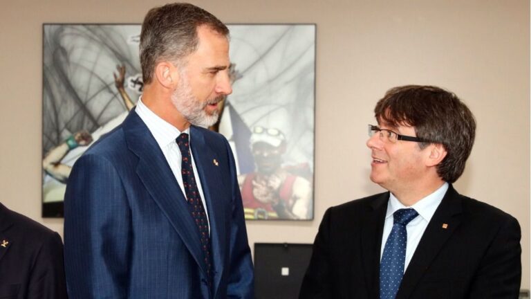 Rey Felipe VI y Carles Puigdemont.