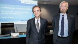 Jordi Gual, presidente de CaixaBank, y Peter Praet, economista jefe del BCE
