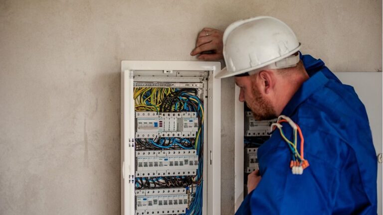 Trabajador luz empleo trabajo paro electricista