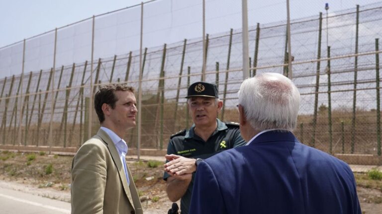 Pablo Casado en la valla de Melilla