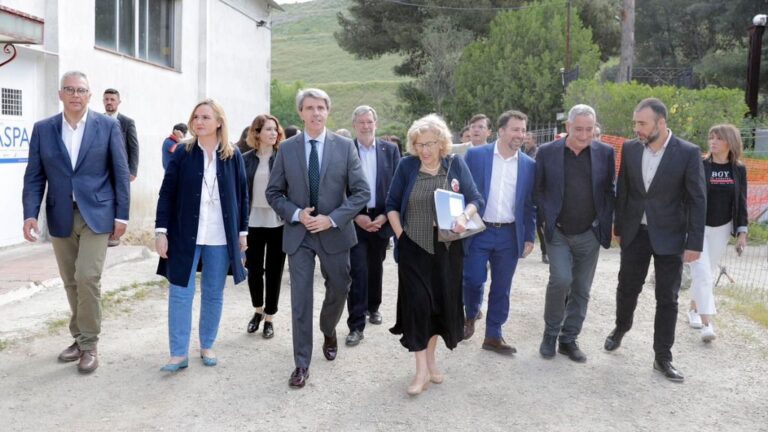 Manuela Carmena y Ángel Garrido en la Cañada real.