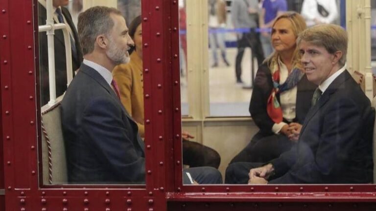 Ángel Garrido junto a Felipe VI en el Metro de Madrid