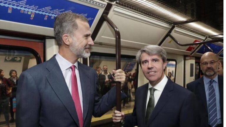 Ángel Garrido y Felipe VI en el Metro de Madrid