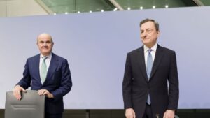 El presidente del BCE, Mario Draghi, y el vicepresidente, Luis de Guindos