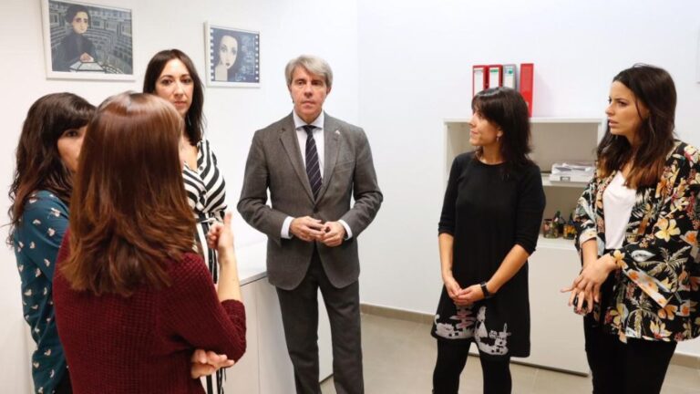 Ángel Garrido, presidente de la Comunidad de Madrid, en una visita a un centro de acogida a mujeres maltratadas.