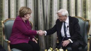 Encuentro en Atenas entre la canciller Merkel y el presidente griego Pavlopoulos. Foto Angelos Tzortzinisdpa