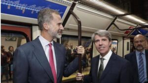 Ángel Garrido y Felipe VI en el Metro de Madrid