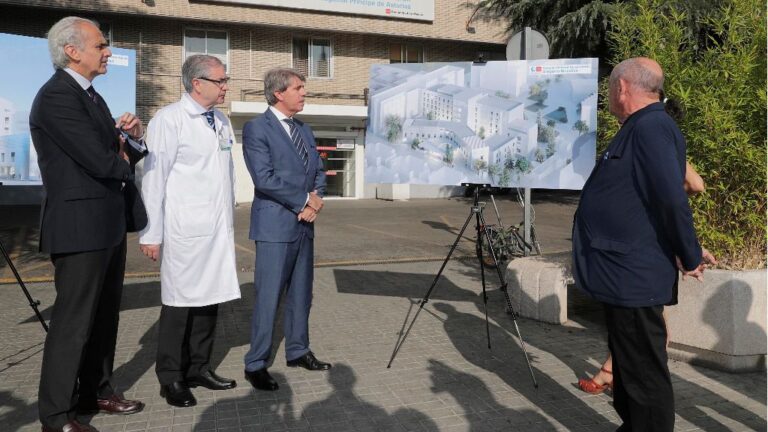 Ángel Garrido anunciando la reforma del Gregorio Marañón junto al consejero de Sanidad, Enrique Ruiz Escudero.