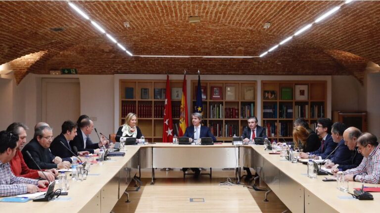 El presidente de la Comunidad de Madrid, Ángel Garrido, en la reunión con las asociaciones de taxis