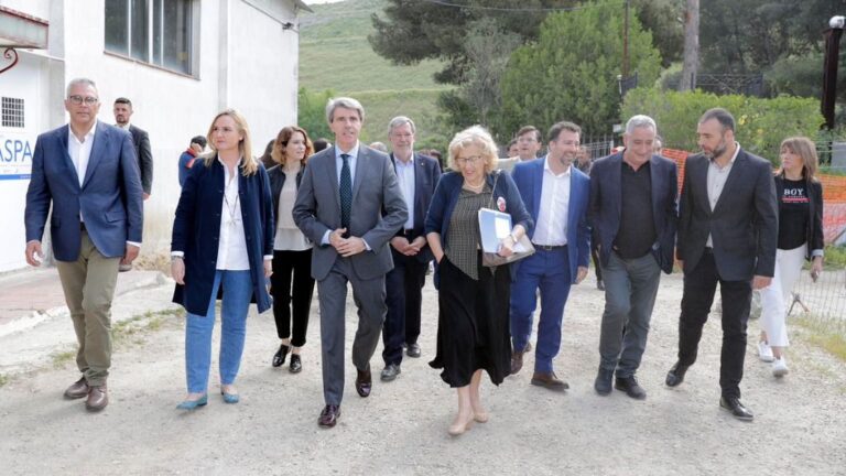 Manuela Carmena y Ángel Garrido en la Cañada real.