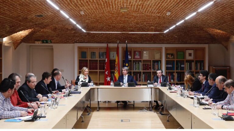 El presidente de la Comunidad de Madrid, Ángel Garrido, en la primera reunión con las asociaciones de taxis tras el inicio de la huelga indefinida