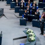 El historiador Saul Friedländer dirige un discurso en el acto conmemorativo de las víctimas del Holocausto en el Parlamento alemán