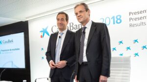 El presidente de CaixaBank, Jordi Gual, y el consejero delegado, Gonzalo Gortázar