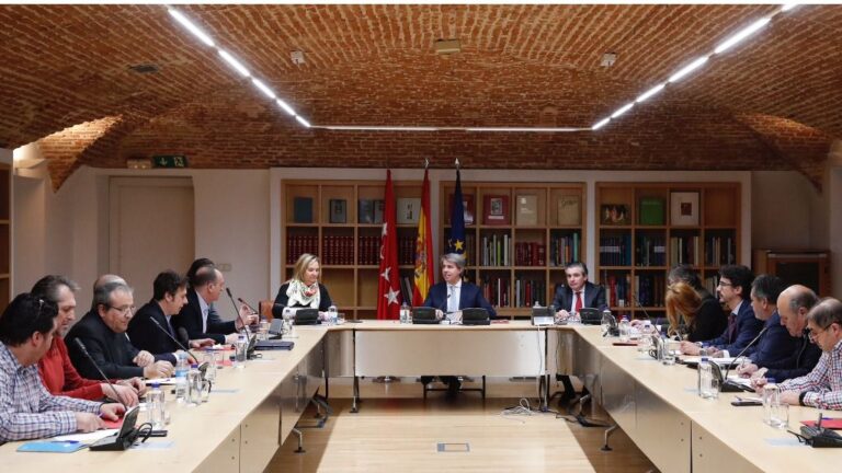 El presidente de la Comunidad de Madrid, Ángel Garrido, en la reunión con las asociaciones de taxis