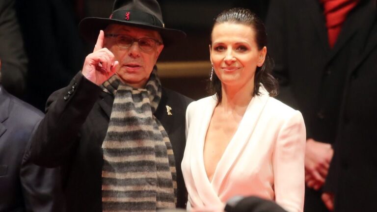 El director saliente de la Berlinale, Dieter Kosslick, con la actriz francesa Juliette Binoche, presidenta del jurado de la actual edición del Festival Internacional de Cine de Berlín
