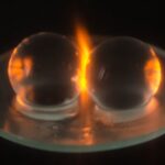 Cuando dos uvas o perlas de hidrogel (como en la imagen) se calientan juntas al microondas se genera una llamarada de plasma