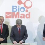 Ángel Garrido junto a Enrique Ruiz Escudero, consejero de Sanidad, y Rafael van Grieken, consejero de Educación, en la firma del protocolo de creación de BioMad