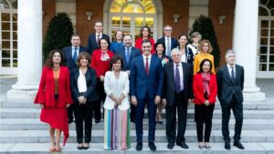 Foto de familia del presidente del Gobierno, Pedro Sánchez, con las ministras y ministros de su Gabinete