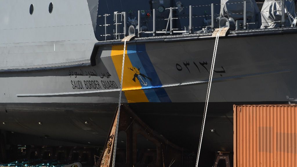 Un buque guardacostas es cargado en puerto alemán de Mukran para ser trasladado a Arabia Saudí