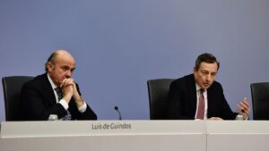 El presidente del BCE, Mario Draghi, y el vicepresidente, Luis de Guindos