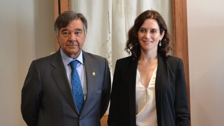 Luis González Díaz, presidente del COFM, junto a Isabel Díaz Ayuso, candidata del PP a la Comunidad de Madrid