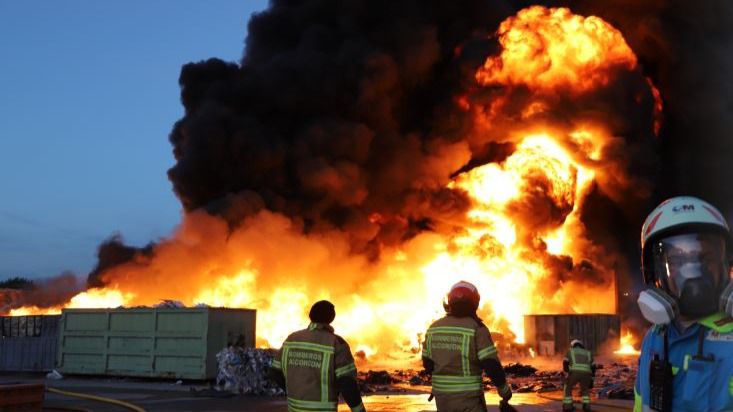 Un incendio calcina más de 3.000 metros cuadrados en una empresa de recuperación de papel, cartón, plásticos y palés de Alcorcón