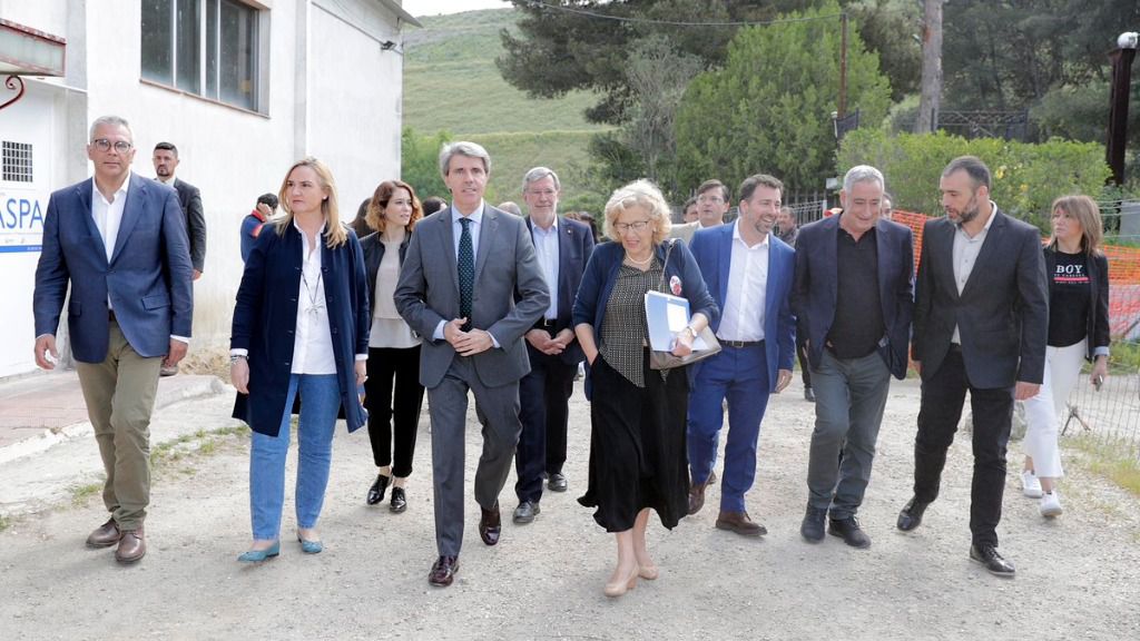 Manuela Carmena y Ángel Garrido en la Cañada real.