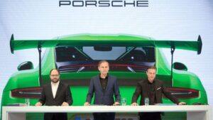 Josef Arweck (izqda.), jefe de comunicaciones de Porsche, Oliver Blume (centro), presidente ejecutivo de Porsche, y Lutz Meschke, jefe de finanzas de Porsche, presentan los resultados de 2018 en Stuttgart