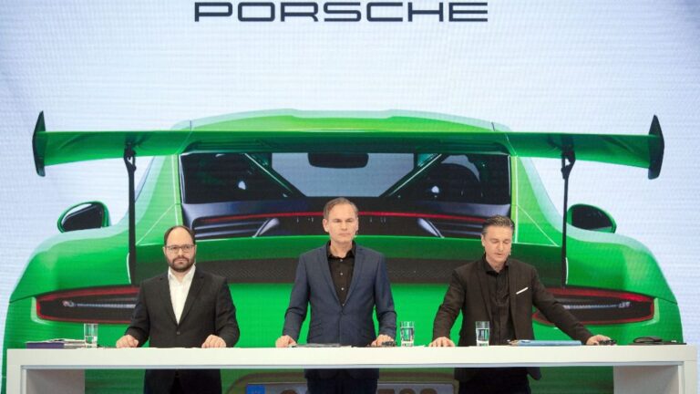 Josef Arweck (izqda.), jefe de comunicaciones de Porsche, Oliver Blume (centro), presidente ejecutivo de Porsche, y Lutz Meschke, jefe de finanzas de Porsche, presentan los resultados de 2018 en Stuttgart